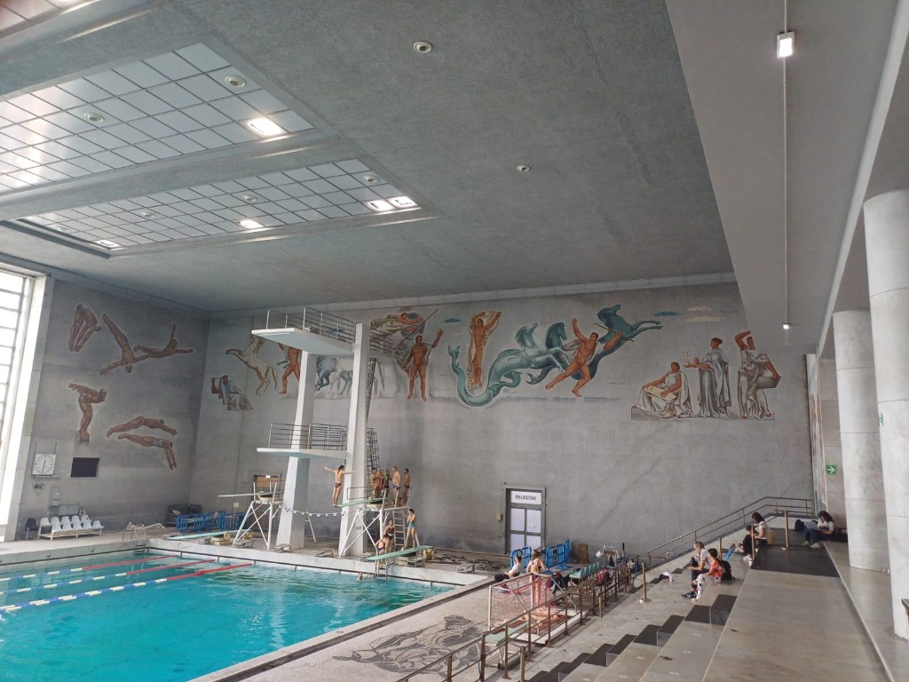 Piscina storica del Foro Italico con affreschi